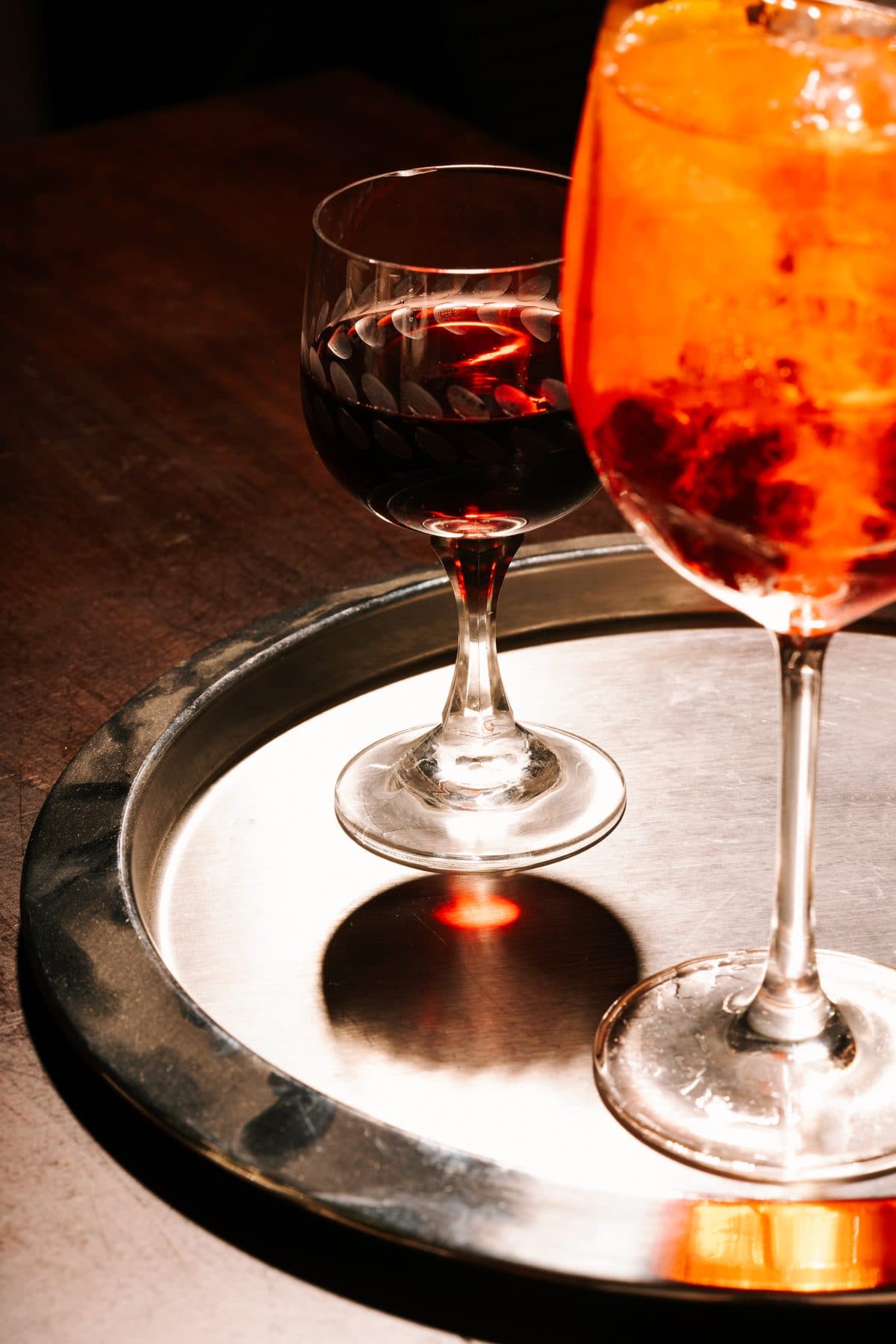 Aperol spritz i wino na tacy — aperitivo w PIENO