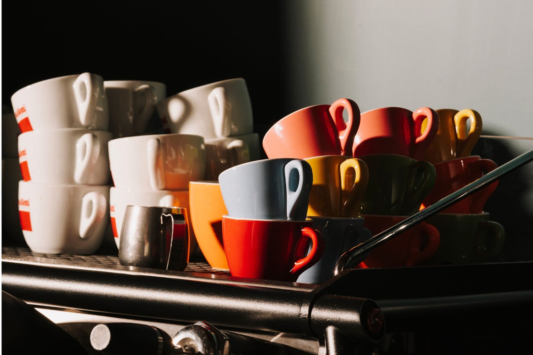 Kolorowe filiżanki do espresso na ekspresie w PIENO