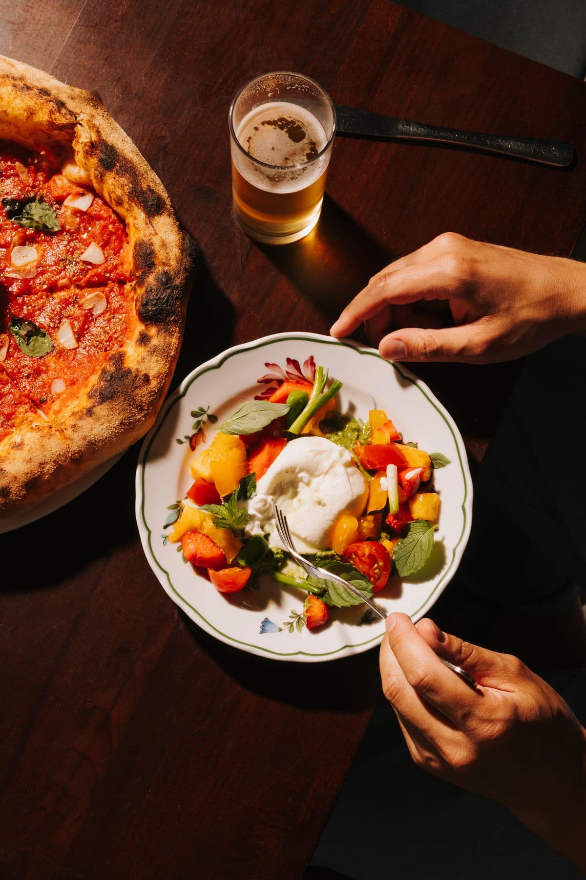 Stół z pizzą, sałatką i aperolem w PIENO