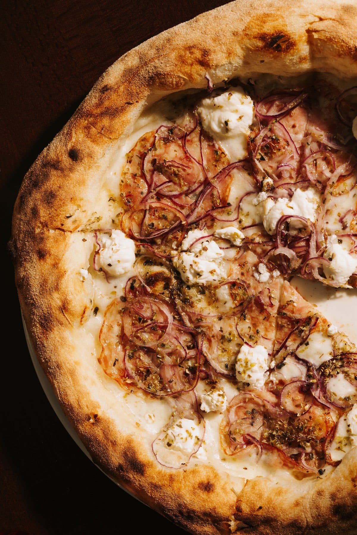 Pizza na zakwasie z burratą, prosto z pieca